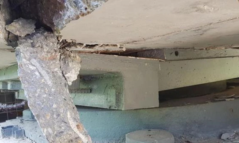 En las imágenes que comparten los bomberos del cantón amazónico se observa que la parte baja del puente, la base, contiene grietas. Foto: El Comercio