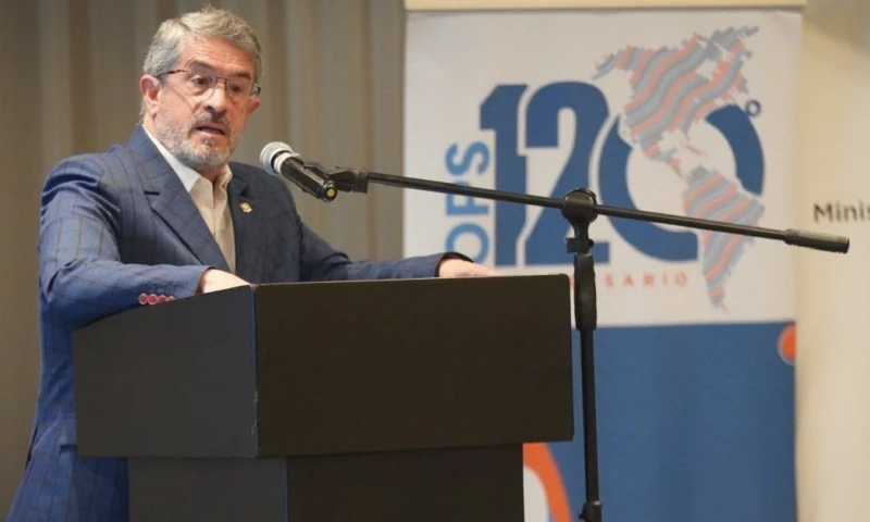 José Ruales, ministro de Salud Pública, anunció la contratación de más personal/ Foto: cortesía Ministerio de Salud