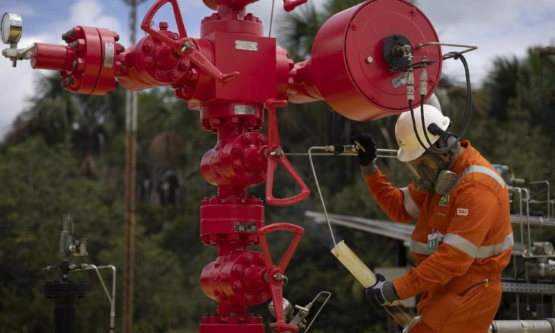 El volumen de crudo mostró una leve variación del 0,3 % en relación con marzo / Foto: EFE 