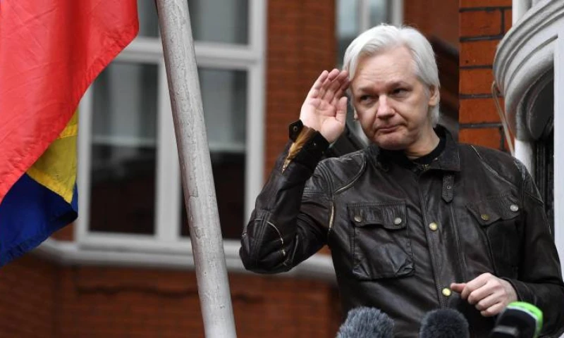 Julian Assange en el balcón de la embajada ecuatoriana de Londres. Foto: Expreso