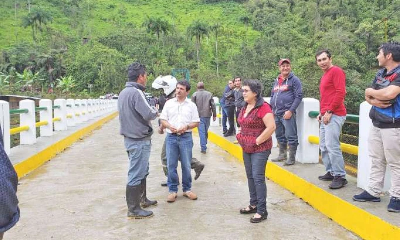 VIALIDAD. El prefecto de la provincia entregó la obra a los moradores de las comunidades beneficiarias. Foto: La Hora