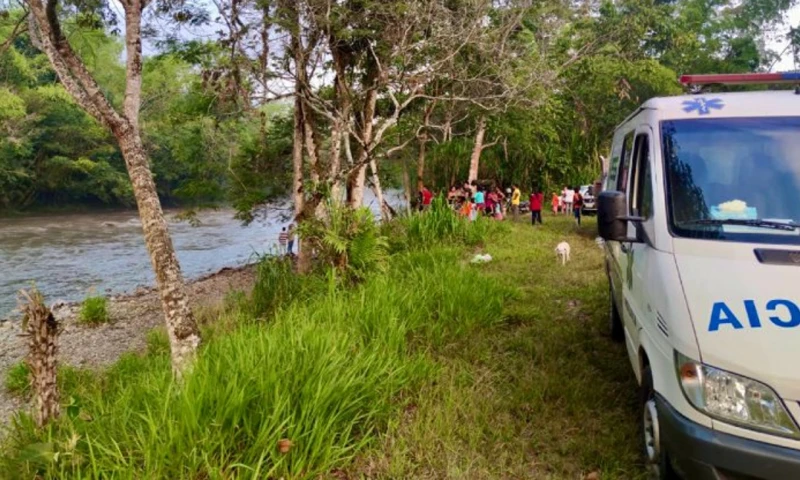 Un vehículo fue arrastrado por la creciente del río Tutanangoza, cantón Sucúa, provincia de Morona Santiago / Foto: cortesía Cuerpo de Bomberos de Sucúa