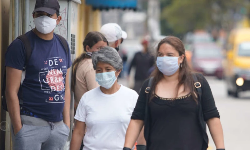 Personas con mascarillas transitan en Quito, el 12 de mayo de 2020. - Foto: API