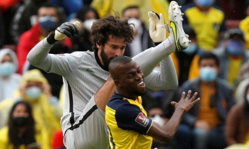 El marcador terminó 1-1 en medio del malestar de los aficionados por el polémico arbitraje de Roldán / Foto: EFE