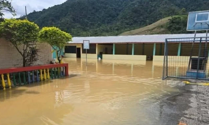 Un río se desbordó en el cantón Nangaritza / Foto: cortesía Guido Calderón