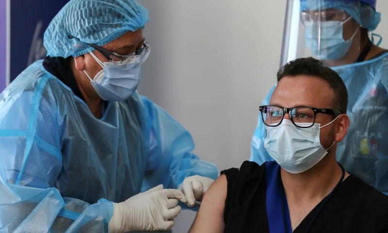 Esta segunda dosis se administra a 6.228 ecuatorianos en las 24 provincias del territorio nacional. Foto: EFE