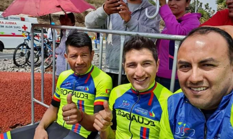 Destacado. Jefferson Albeiro Cepeda (c) junto a Segundo Navarrete y el entrenador Santiago Rosero. Foto: La Hora