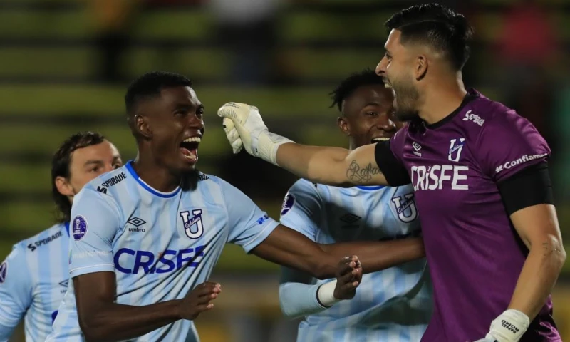 El golero venezolano, Rafael Romo, fue la figura en los lanzamientos penales / Foto: EFE