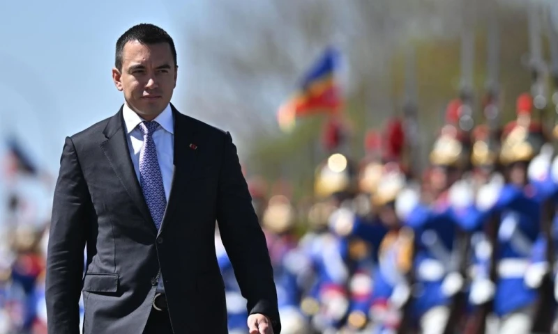 Las ministras de Gobierno, de Ambiente y Energía y de Educación recorrieron varias calles de la ciudad  / Foto: EFE 