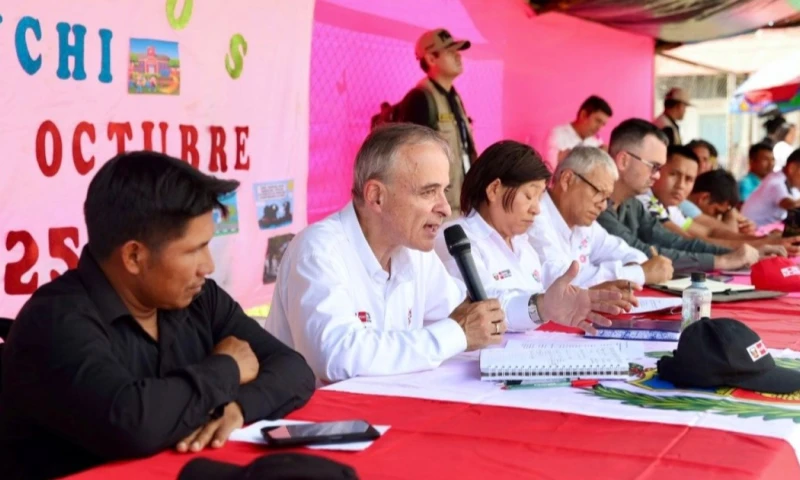 El ministro de Energía y Minas, Jorge Montero, visitó la comunidad nativa 12 de Octubre, en el distrito de Tigre (Loreto) / Foto: cortesía