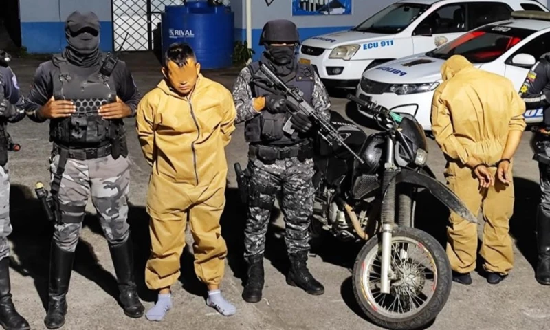 En su poder se encontraron panfletos con mensajes extorsivos / Foto: cortesía del Ejército