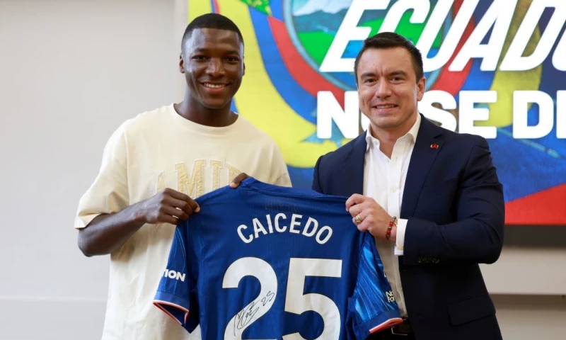 El presidente Daniel Noboa estuvo con Moisés Caicedo en Londres / Foto: cortesía Presidencia