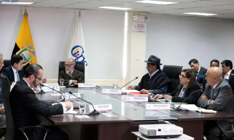 Sesión. Las resoluciones tomadas ayer no fueron por unanimidad. Foto: La Hora