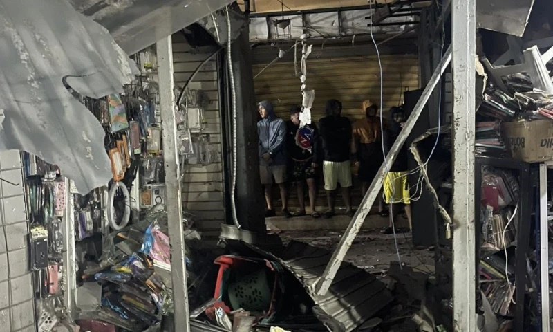 La explosión dejó al menos 8 locales comerciales destruidos / Foto: cortesía EmergenciasEc