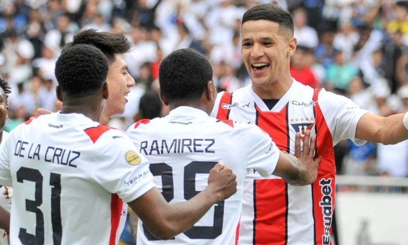 El goleador paraguayo, Alex Arce, celebra con sus compañeros / Foto: cortesía Liga