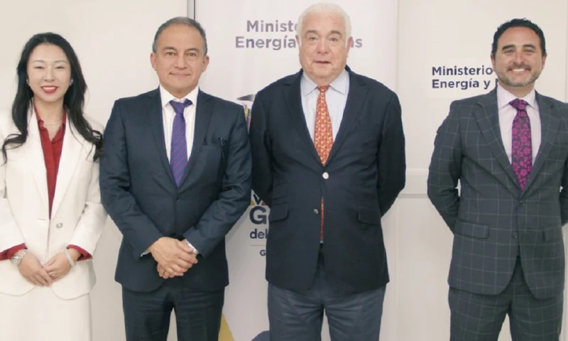 El acta final de la "Segunda adenda modificatoria al contrato de explotación minera" ha sido suscrita por el ministro de Energía y Minas y el vicepresidente de ECSA / Foto: cortesía Ministerio de Energía