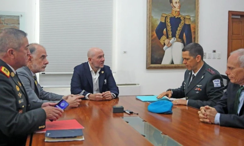 El ministro de Defensa, Gian Carlo Loffredo, se reunió con el embajador de Israel, Tzach Sarid / Foto: cortesía Ministerio de Defensa