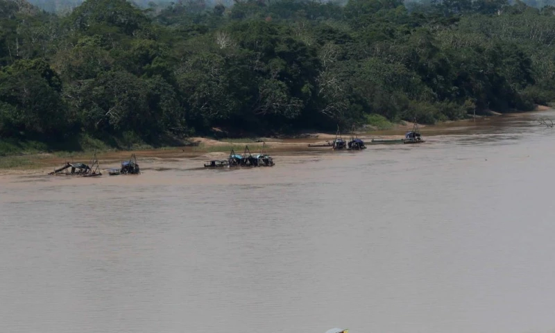 Los mineros ilegales ofrecen dinero a padres de niños para que estos acudan a las dragas / Foto: EFE