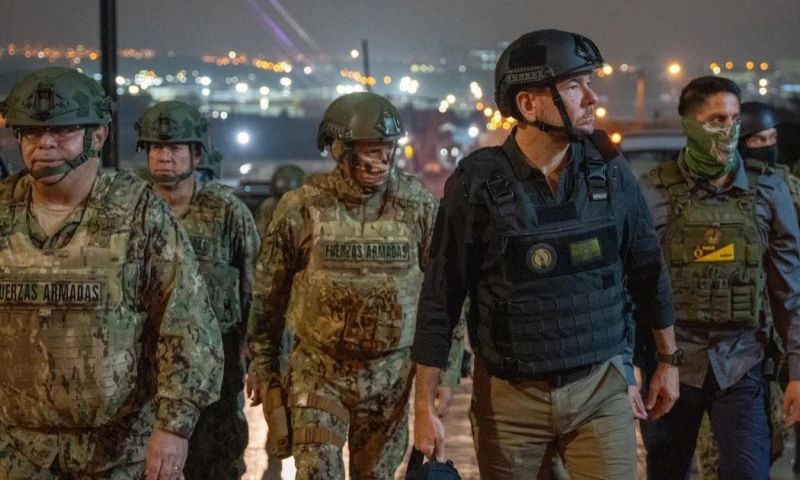 Entre las armas incautadas había un fusil y una arma de largo alcance / Foto: EFE