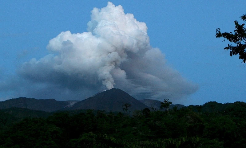 Leve caída de ceniza volcánica del Reventador se registró en zonas de Sucumbíos / Foto: EFE