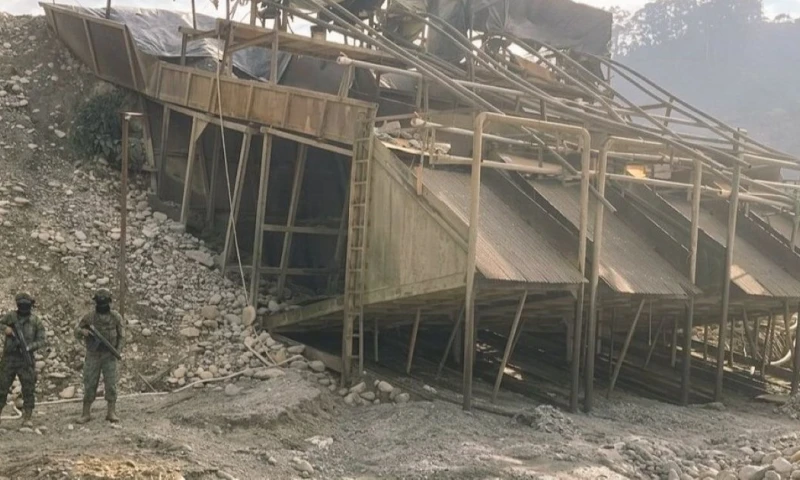 El Ejército Ecuatoriano ejecutó un operativo contra la minería ilegal en el sector de Zumbi, cantón Centinela del Cóndor / Foto: cortesía Ejército Ecuatoriano