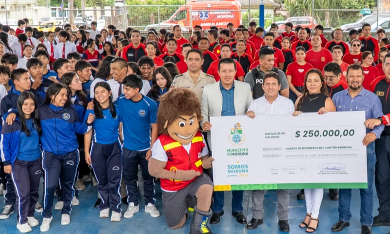 Francisco Andramuño, alcalde de Morona, oficializó la entrega de recursos / Foto: cortesía Municipio de Morona