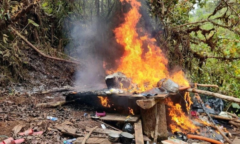 En el sitio se encontraron e inutilizaron equipos, herramientas y maquinaria utilizados para la extracción clandestina / Foto: cortesía FF.AA.
