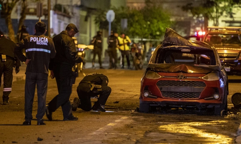 El vehículo incendiado en la madrugada de este jueves en la capital ecuatoriana también tenía cilindros de gas en su interior/ Foto: cortesía EFE