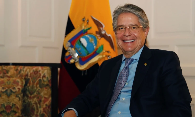 Lasso firma decreto para créditos al agro y anunciará alza del salario mínimo / Foto: EFE