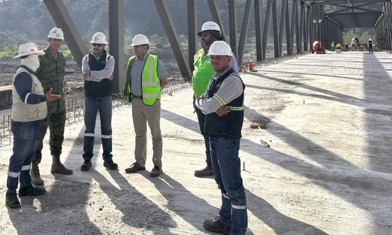Se está realizando la fundición de hormigón sobre la plataforma vial del puente sobre el río Upano / Foto: cortesía MTOP