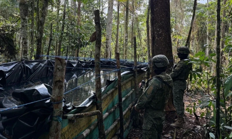 Las fuerzas militares identificaron e inutilizaron dos piscinas artesanales y decomisaron aproximadamente 12.000 galones de gasolina blanca / Foto: cortesía Ejército Ecuatoriano