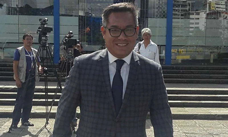 Paúl Ocaña, abogado de uno de los vinculados en este caso, estuvo entre los asistentes a la audiencia fallida en la Fiscalía General del Estado. Foto: El Telégrafo