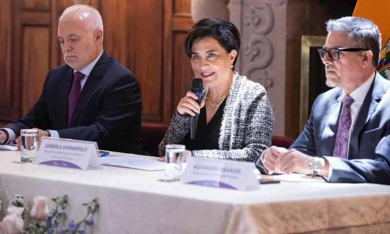 La canciller Gabriela Sommerfeld hizo el anuncio junto al cuerpo diplomático / Foto: cortesía Cancillería