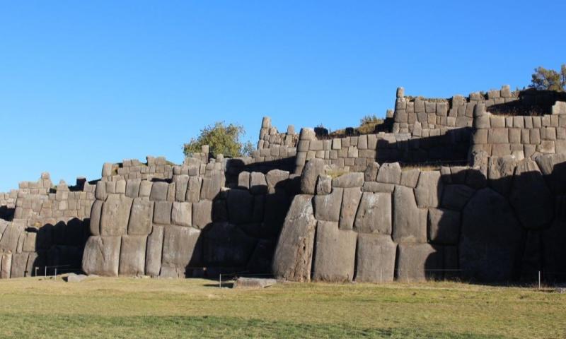 En los muros destacan grandes piedras colocadas de manera vertical, denominadas 'huancas' / Foto: EFE