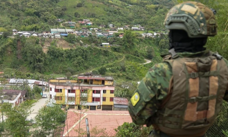 En El Chical se ha instalado todo un sistema que funciona alrededor de la minería ilegal / Foto: EFE