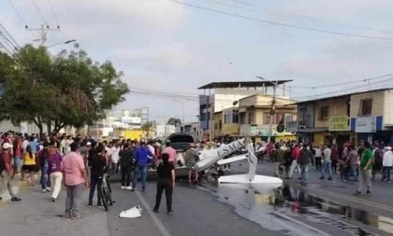 El aparato se estrelló en una calle muy concurrida de La Libertad / Foto: cortesía Fiscalía General
