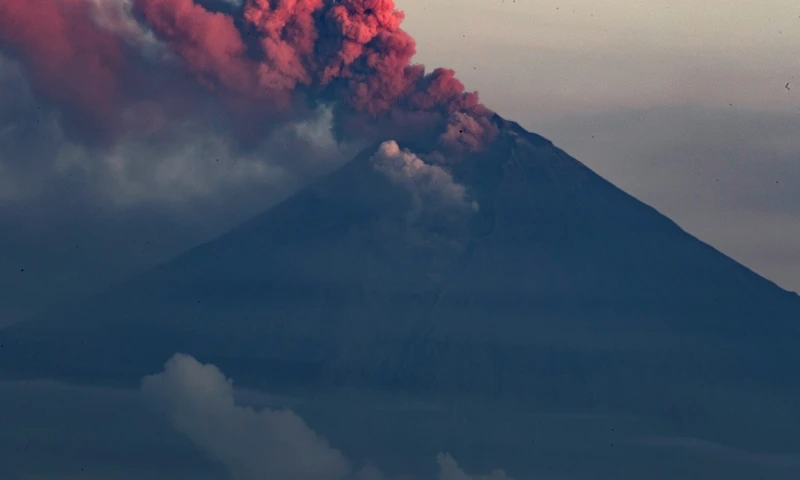 Gobierno ecuatoriano calcula daños en 80.000 hectáreas por caída de ceniza / Foto: EFE