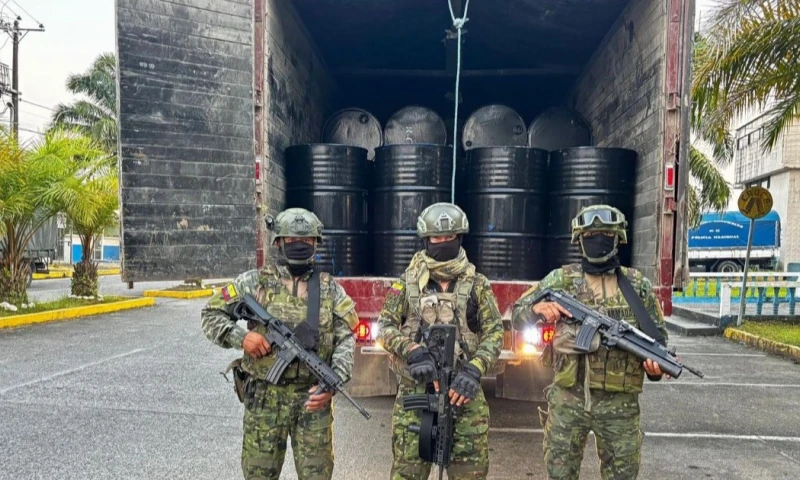 En el lugar, militares detuvieron un camión que transportaba aproximadamente 3.360 galones de combustible / Foto: cortesía Ejército Ecuatoriano