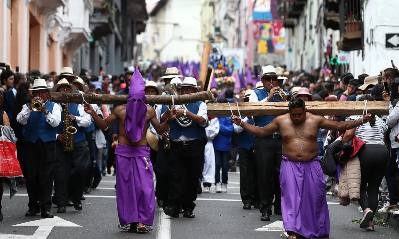 La procesión "Jesús del Gran Poder" de Quito, considerada la más concurrida en el país, ha congregado a miles de fieles en las calles de la capital ecuatoriana / Foto: EFE