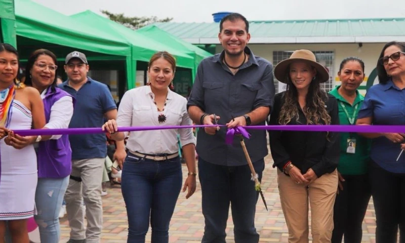 El ministro Harold Burbano y la alcaldesa de El Coca, Shirma Cortés, participaron en la entrega / Foto: cortesía MIES