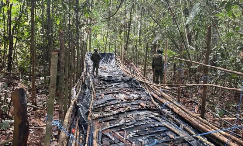 Estos corredores también sirven para actividades como el contrabando de combustibles, el tráfico de armas y la movilización de precursores químicos / Foto: cortesía Ejército Ecuatoriano
