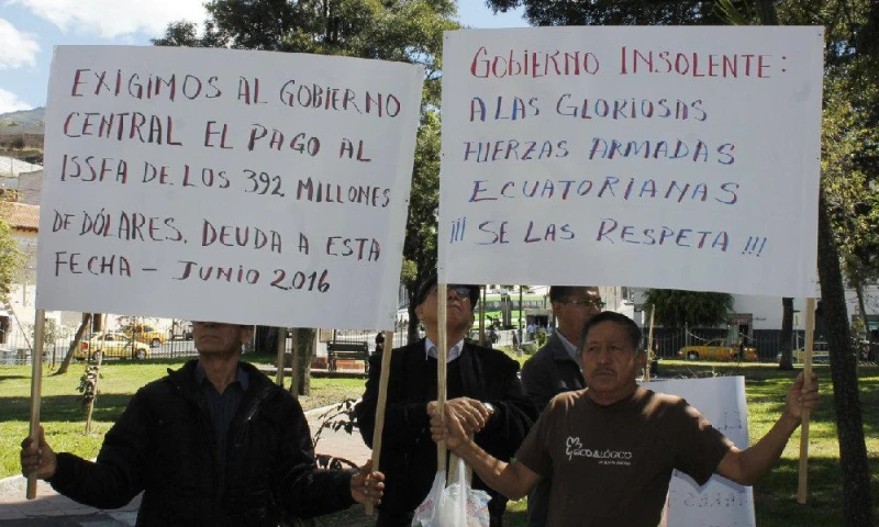 PROTESTA. Los manifestantes hicieron su acto simbólico desde la mañana de ayer.