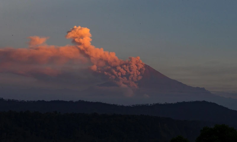 Unas dos emisiones de gases y ceniza detectadas por satélite se han elevado a alturas de entre 900 y 2.100 metros sobre el nivel del cráter, agregó el IG / Foto: EFE