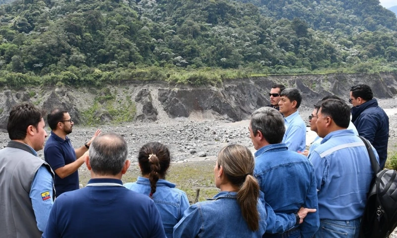 Varias autoridades del Gobierno analizaron el desarrollo de la erosión regresiva del río Coca / Foto: cortesía Celec