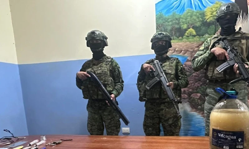 8 armas cortopunzantes fueron halladas durante el operativo / Foto: cortesía Ejército ecuatoriano