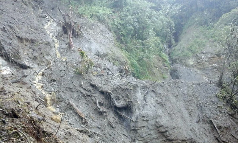 El derrumbe se presentó en el kilómetro seis. 