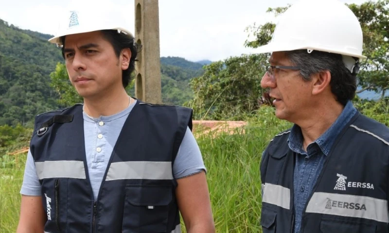 El viceministro de Electricidad y Energía Renovable, Fabián Calero, recorrió El Pangui / Foto: cortesía Ministerio de Energía y Minas
