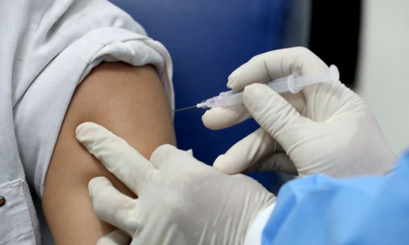 Ecuador invertirá 200 millones de dólares para vacunar al 65% de la población / Foto: EFE