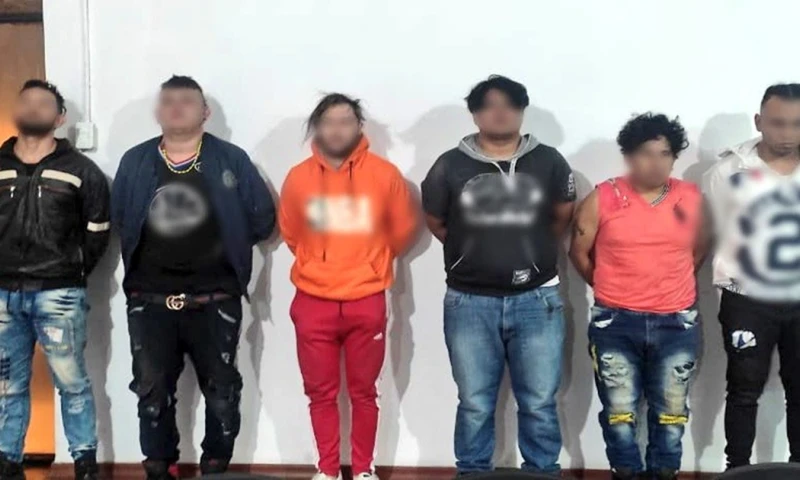 Los detenidos circulaban por la vía Urcuquí (provincia de Imbabura), en una camioneta custodiada por dos motocicletas / Foto: cortesía Policía Nacional