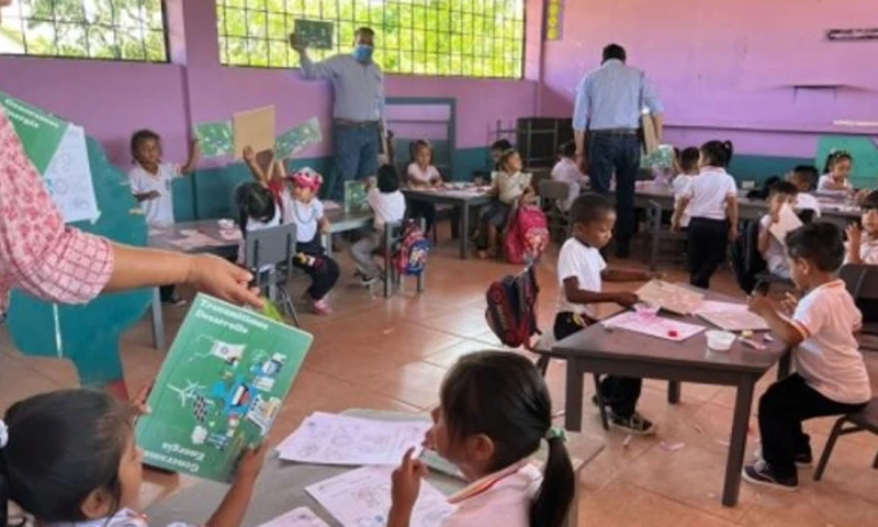 El uso de estos materiales apoyará al aprendizaje sobre la generación de energía y el uso eficiente de los recursos / Foto: cortesía CELEC